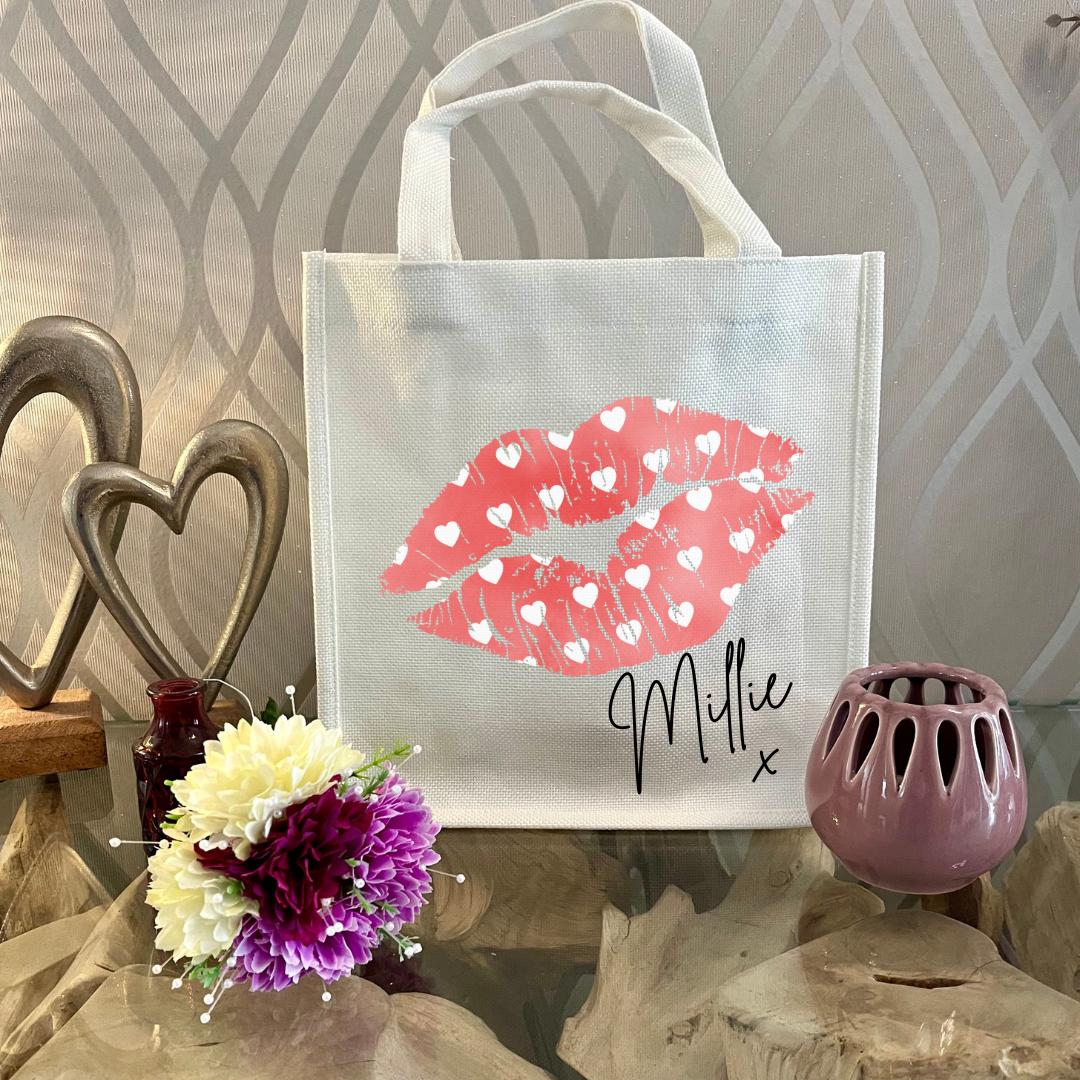 Personalised lips design mug with red handle and interior, custom name printed. Includes matching reusable white linen gift bag with colourful lips pattern and personalised text. Unique gift for birthdays, Valentine’s, bridal parties, or coffee lovers
