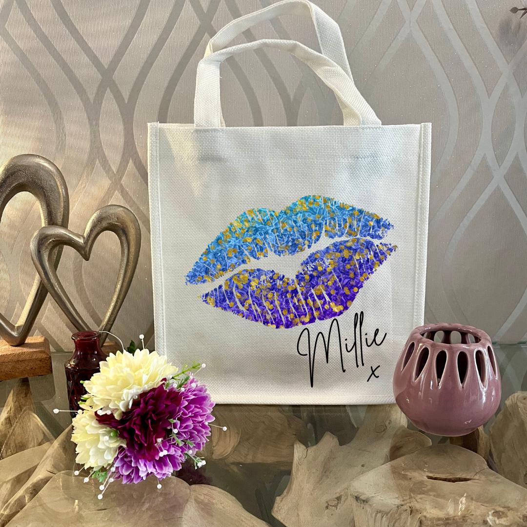Personalised lips design mug with Blue handle and interior, custom name printed. Includes matching reusable white linen gift bag with colourful lips pattern and personalised text. Unique gift for birthdays, Valentine’s, bridal parties, or coffee lovers