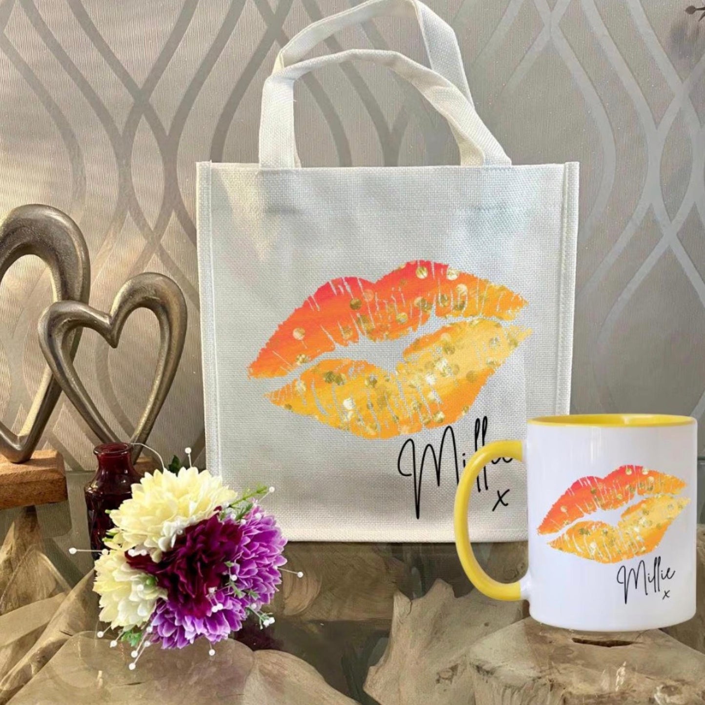 Personalised lips design mug with yellow handle and interior, custom name printed. Includes matching reusable white linen gift bag with colourful lips pattern and personalised text. Unique gift for birthdays, Valentine’s, bridal parties, or coffee lovers