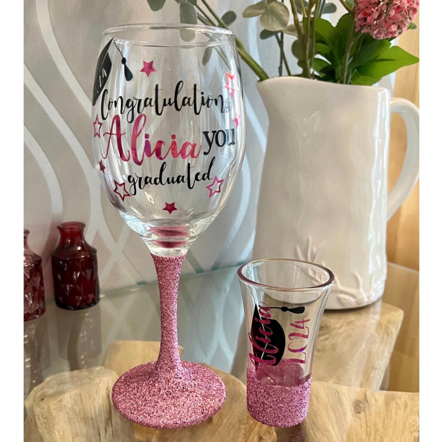 Graduation gift 2025 cePersonalised glitter graduation glass with custom name and year in sparkling vinyl. Ideal graduation gift or party keepsake. Choose from a variety of glitter colours. Perfect for celebrating and commemorating a special achievement in style. Graduation celebration glassware. Celebration gift for 2025