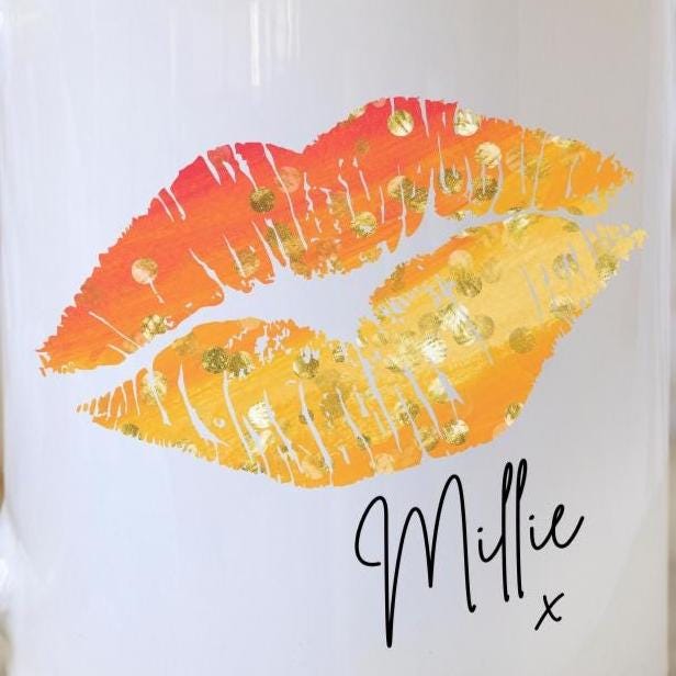 Personalised lips design mug with yellow handle and interior, custom name printed. Includes matching reusable white linen gift bag with colourful lips pattern and personalised text. Unique gift for birthdays, Valentine’s, bridal parties, or coffee lovers