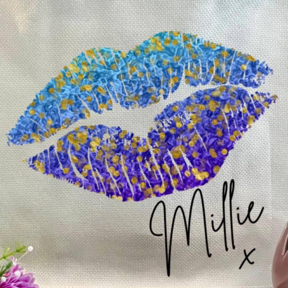 Personalised lips design mug with Blue handle and interior, custom name printed. Includes matching reusable white linen gift bag with colourful lips pattern and personalised text. Unique gift for birthdays, Valentine’s, bridal parties, or coffee lovers