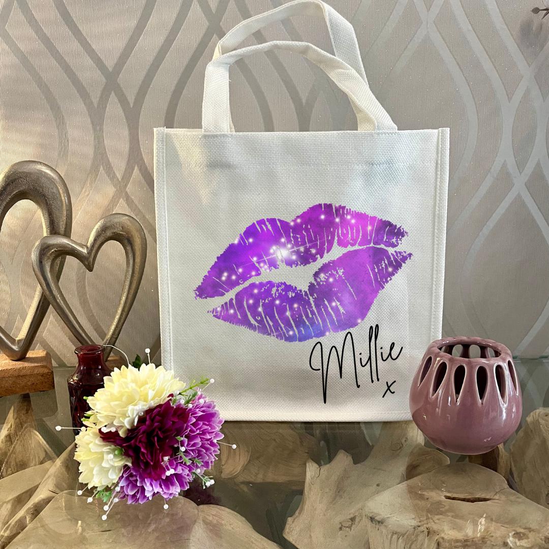 Personalised lips design mug with Purple handle and interior, custom name printed. Includes matching reusable white linen gift bag with colourful lips pattern and personalised text. Unique gift for birthdays, Valentine’s, bridal parties, or coffee lovers