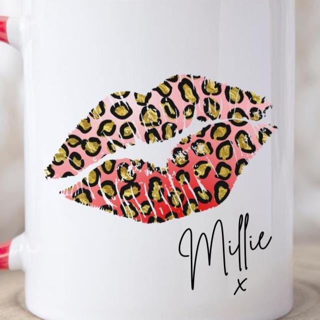 Personalised lips design mug with red handle and interior, custom name printed. Matching reusable white linen gift bag with colourful lips pattern and personalised text. Unique gift for birthdays, Valentine’s, bridal parties, or coffee lovers