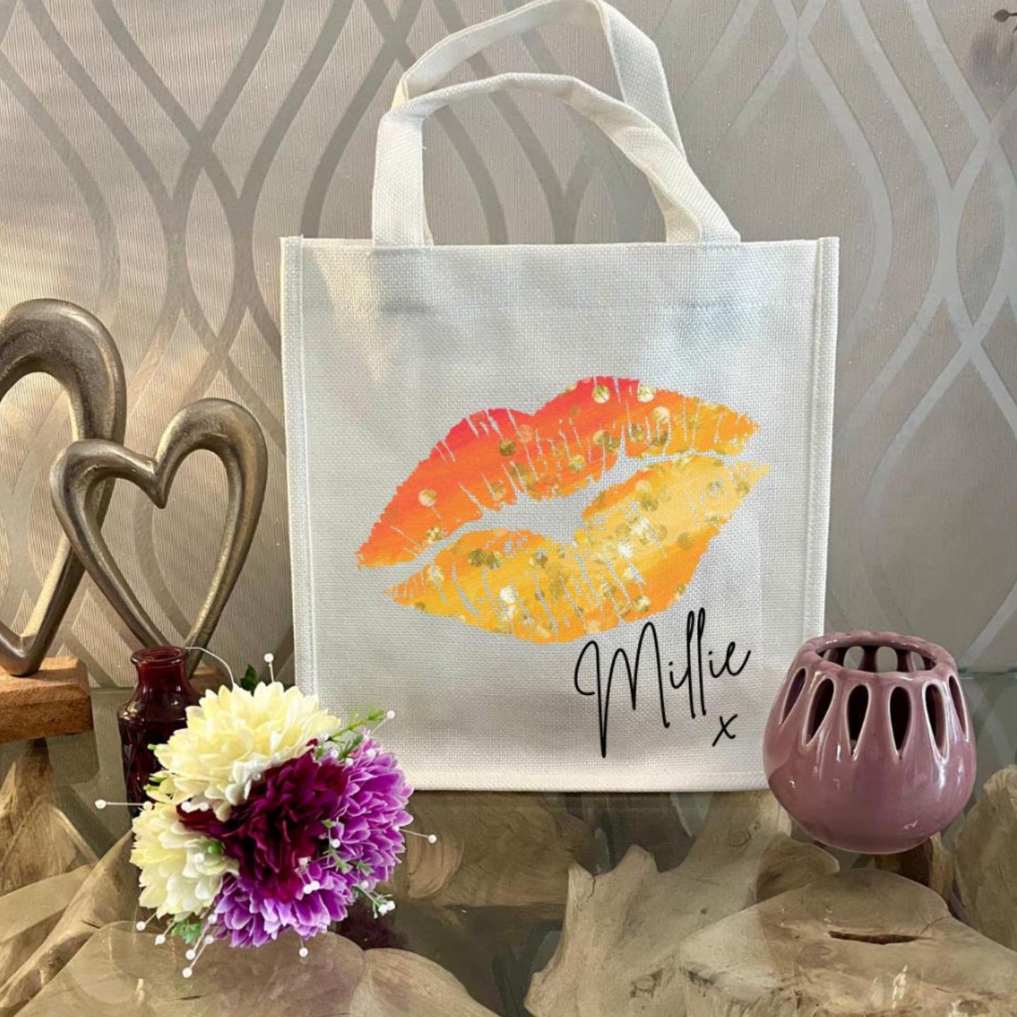 Personalised lips design mug with yellow handle and interior, custom name printed. Includes matching reusable white linen gift bag with colourful lips pattern and personalised text. Unique gift for birthdays, Valentine’s, bridal parties, or coffee lovers