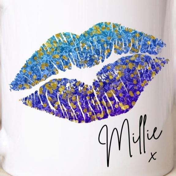 Personalised lips design mug with Blue handle and interior, custom name printed. Includes matching reusable white linen gift bag with colourful lips pattern and personalised text. Unique gift for birthdays, Valentine’s, bridal parties, or coffee lovers