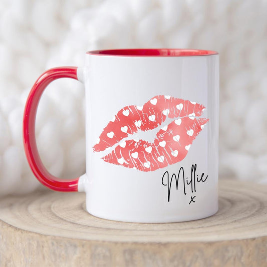 Personalised lips design mug with red handle and interior, custom name printed. Includes matching reusable white linen gift bag with colourful lips pattern and personalised text. Unique gift for birthdays, Valentine’s, bridal parties, or coffee lovers