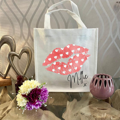 Personalised lips design mug with red handle and interior, custom name printed. Includes matching reusable white linen gift bag with colourful lips pattern and personalised text. Unique gift for birthdays, Valentine’s, bridal parties, or coffee lovers