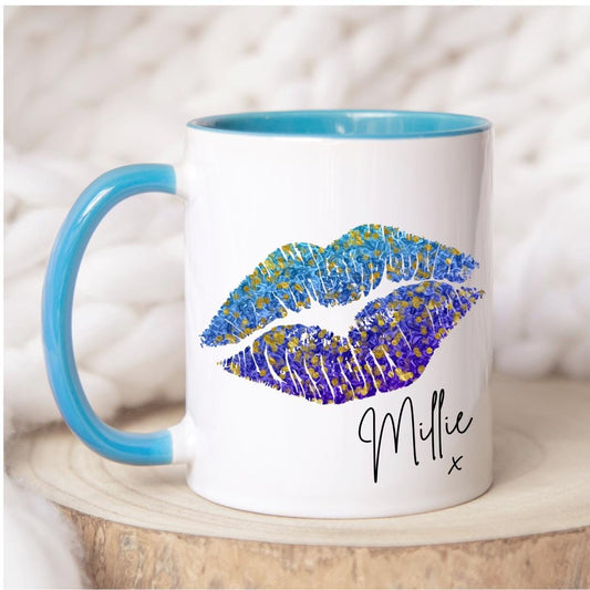 Personalised lips design mug with Blue handle and interior, custom name printed. Includes matching reusable white linen gift bag with colourful lips pattern and personalised text. Unique gift for birthdays, Valentine’s, bridal parties, or coffee lovers