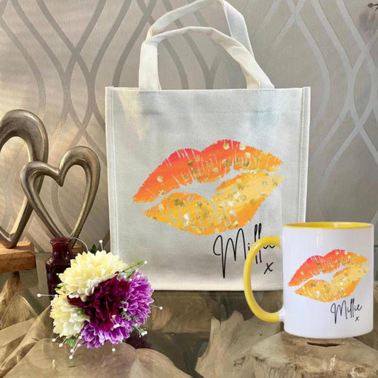 Personalised lips design mug with yellow handle and interior, custom name printed. Includes matching reusable white linen gift bag with colourful lips pattern and personalised text. Unique gift for birthdays, Valentine’s, bridal parties, or coffee lovers