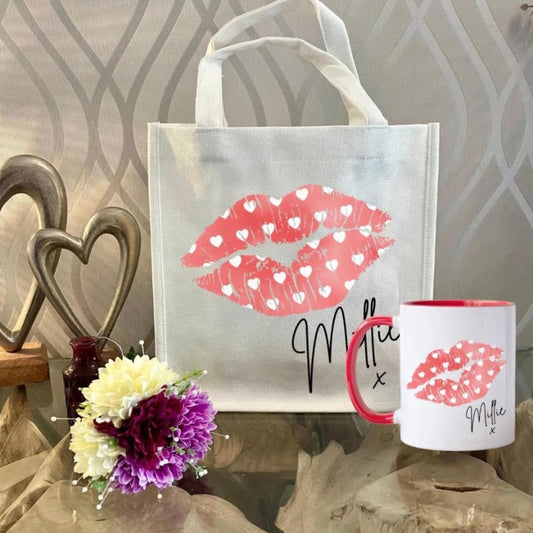 Personalised lips design mug with red handle and interior, custom name printed. Includes matching reusable white linen gift bag with colourful lips pattern and personalised text. Unique gift for birthdays, Valentine’s, bridal parties, or coffee lovers