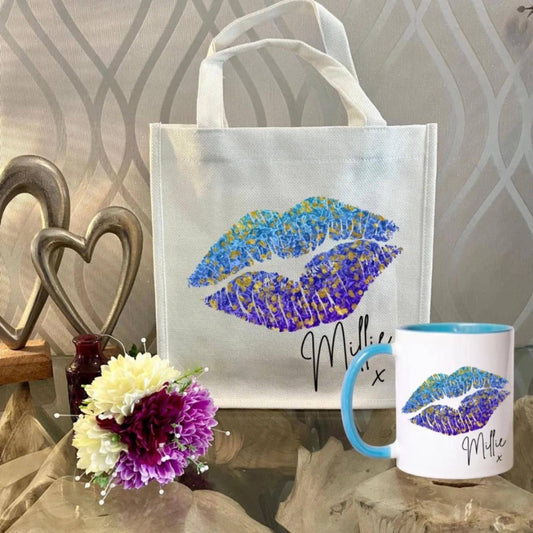 Personalised lips design mug with Blue handle and interior, custom name printed. Includes matching reusable white linen gift bag with colourful lips pattern and personalised text. Unique gift for birthdays, Valentine’s, bridal parties, or coffee lovers