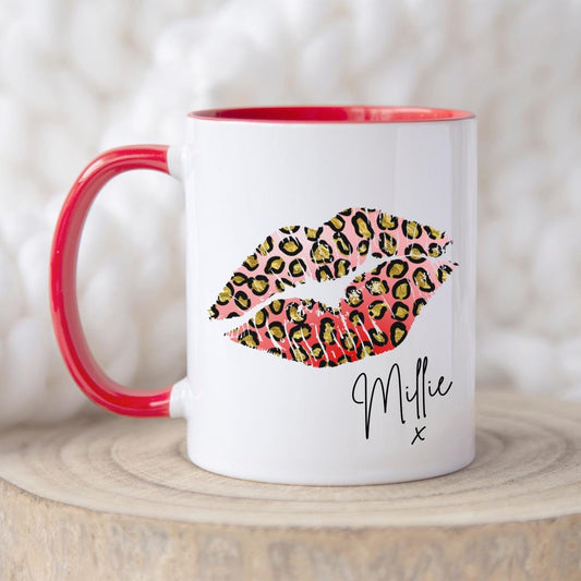 Personalised lips design mug with red handle and interior, custom name printed. Matching reusable white linen gift bag with colourful lips pattern and personalised text. Unique gift for birthdays, Valentine’s, bridal parties, or coffee lovers