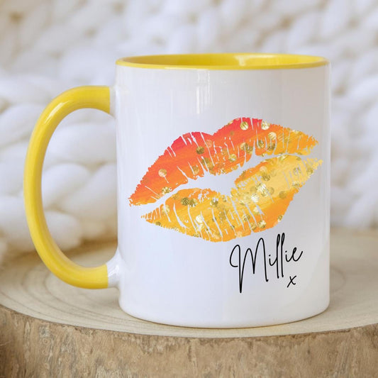 Personalised lips design mug with yellow handle and interior, custom name printed. Matching reusable white linen gift bag with colourful lips pattern and personalised text. Unique gift for birthdays, Valentine’s, bridal parties, or coffee lovers