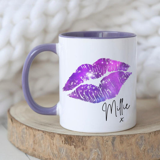 Personalised lips design mug with Purple handle and interior, custom name printed. Includes matching reusable white linen gift bag with colourful lips pattern and personalised text. Unique gift for birthdays, Valentine’s, bridal parties, or coffee lovers
