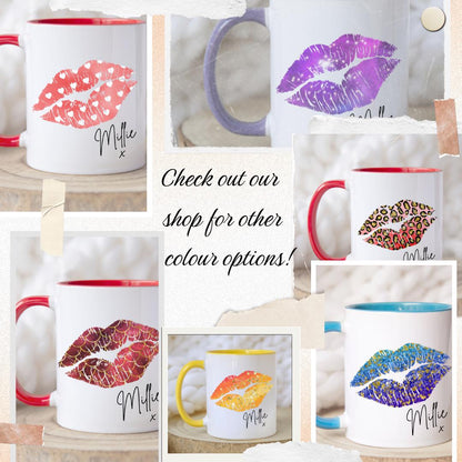 Personalised lips design mug with coloured handle and interior, custom name printed. Includes matching reusable white linen gift bag with colourful lips pattern and personalised text. Unique gift for birthdays, Valentine’s, bridal parties, or coffee lovers