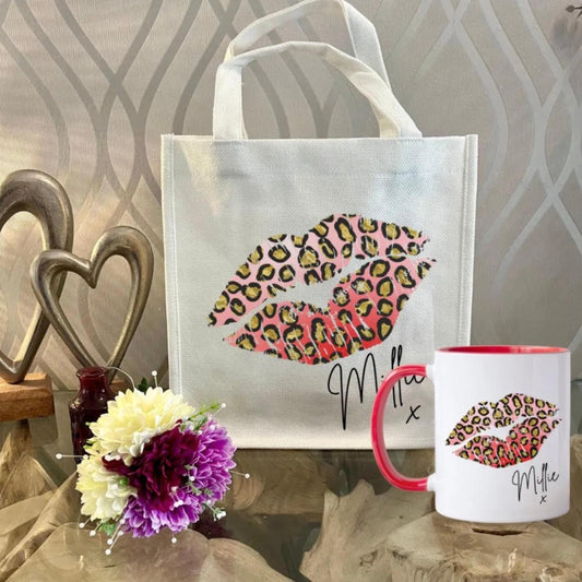 Personalised lips design mug with red handle and interior, custom name printed. Includes matching reusable white linen gift bag with colourful lips pattern and personalised text. Unique gift for birthdays, Valentine’s, bridal parties, or coffee lovers