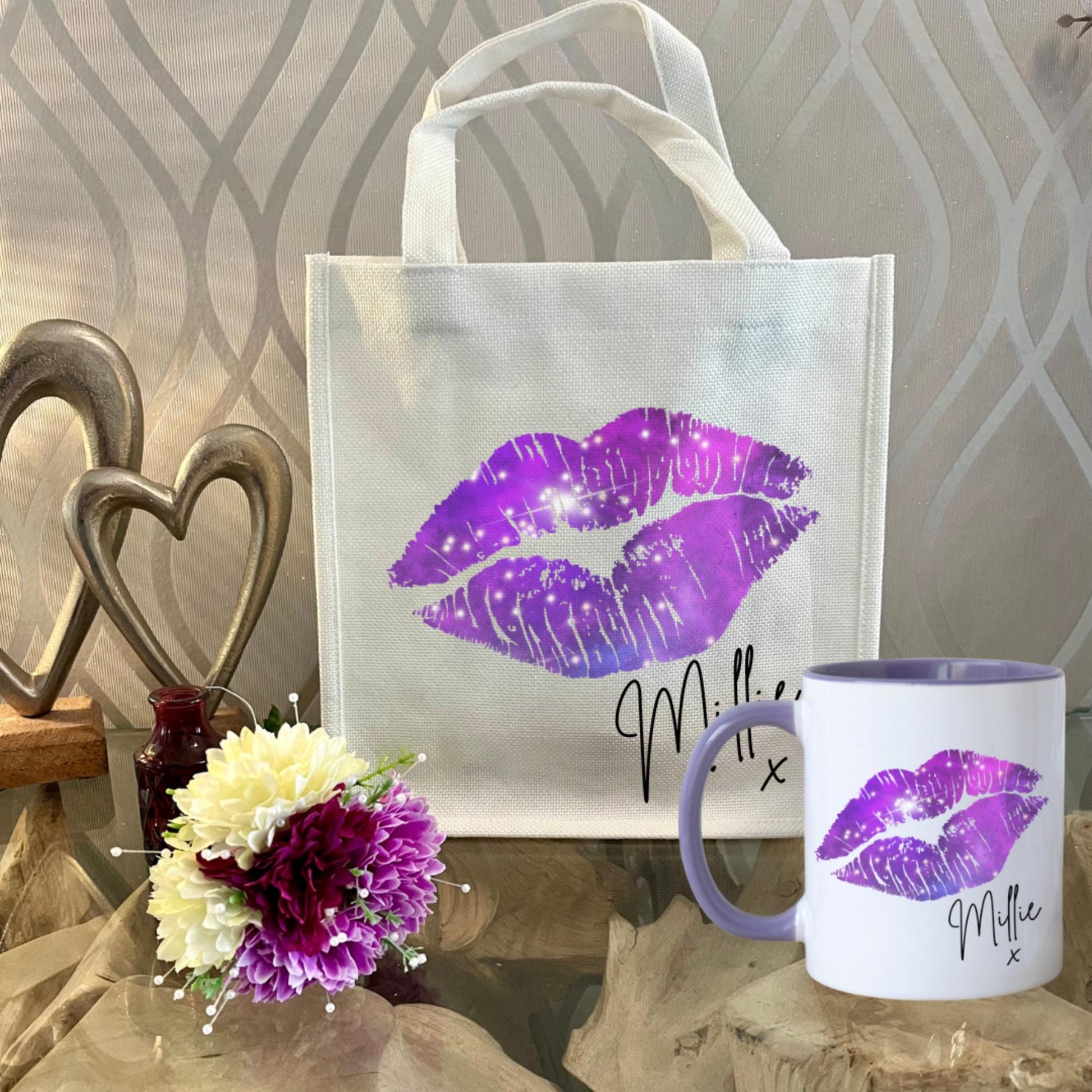 Personalised lips design mug with Purple handle and interior, custom name printed. Includes matching reusable white linen gift bag with colourful lips pattern and personalised text. Unique gift for birthdays, Valentine’s, bridal parties, or coffee lovers