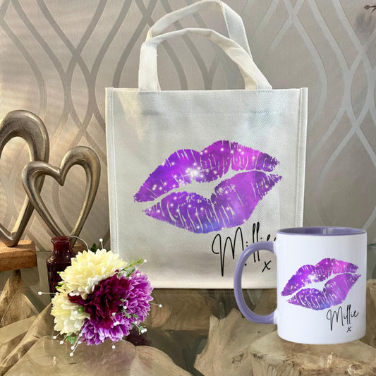 Personalised lips design mug with Purple handle and interior, custom name printed. Includes matching reusable white linen gift bag with colourful lips pattern and personalised text. Unique gift for birthdays, Valentine’s, bridal parties, or coffee lovers