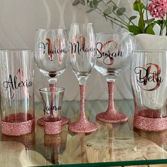 Glitter-bottomed personalised wine glass with monogram design. Ideal birthday gift for her – perfect for girls, mum, aunt, nan, gran or grandma. Great for 16th, 18th, 21st, 25th, 30th, 40th, 50th, 60th or 70th celebrations. Custom glass by Winney Hill