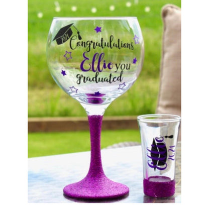 Graduation gift 2025 cePersonalised glitter graduation glass with custom name and year in sparkling vinyl. Ideal graduation gift or party keepsake. Choose from a variety of glitter colours. Perfect for celebrating and commemorating a special achievement in style. Graduation celebration glassware. Celebration gift for 2025