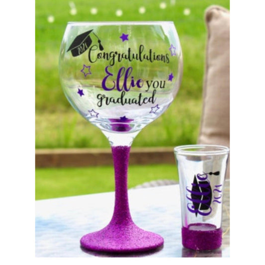 Graduation gift 2025 cePersonalised glitter graduation glass with custom name and year in sparkling vinyl. Ideal graduation gift or party keepsake. Choose from a variety of glitter colours. Perfect for celebrating and commemorating a special achievement in style. Graduation celebration glassware. Celebration gift for 2025
