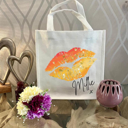 Personalised lips design mug with yellow handle and interior, custom name printed. Includes matching reusable white linen gift bag with colourful lips pattern and personalised text. Unique gift for birthdays, Valentine’s, bridal parties, or coffee lovers