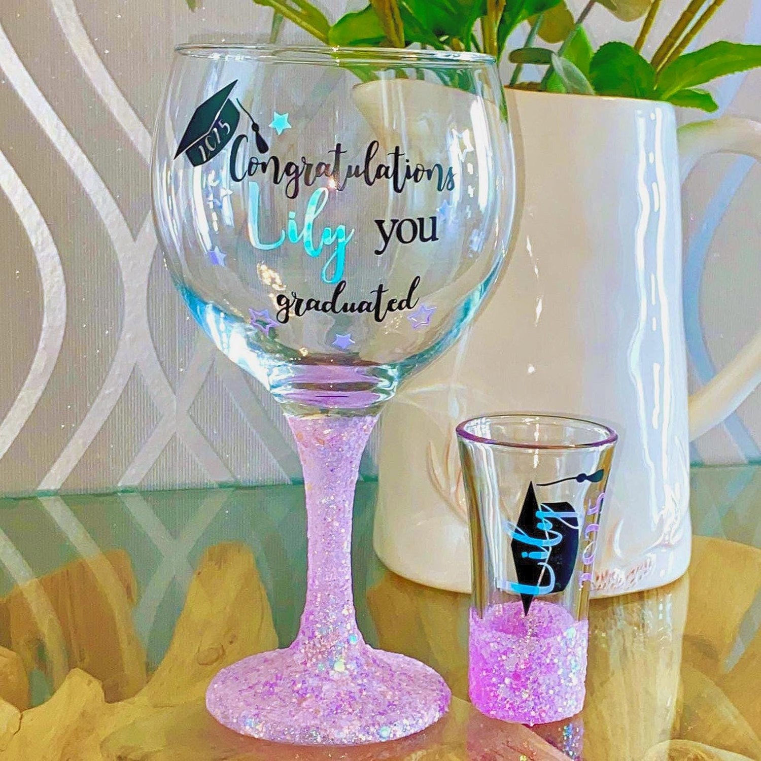 Graduation gift 2025 cePersonalised glitter graduation glass with custom name and year in sparkling vinyl. Ideal graduation gift or party keepsake. Choose from a variety of glitter colours. Perfect for celebrating and commemorating a special achievement in style. Graduation celebration glassware. Celebration gift for 2025